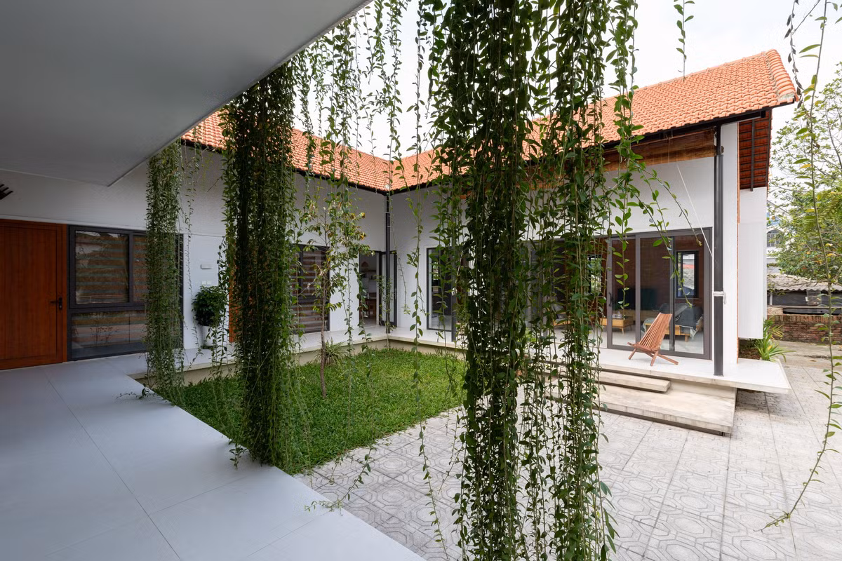 Các không gian trong nhà đều có tối thiểu 2 mặt thoáng để tận dụng tối đa ánh sáng mặt trời, giảm nhu cầu chiếu sáng và thông gió. Ảnh: Lê Trung