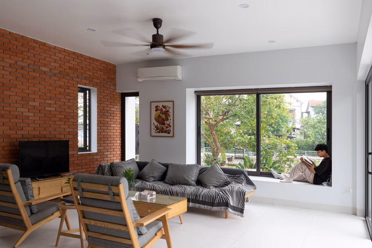Các không gian sử dụng đều hướng thẳng ra khu vườn, được che chắn bởi cửa và mái hiên lớn tạo nên không gian mở linh hoạt. Ảnh: Lê Trung