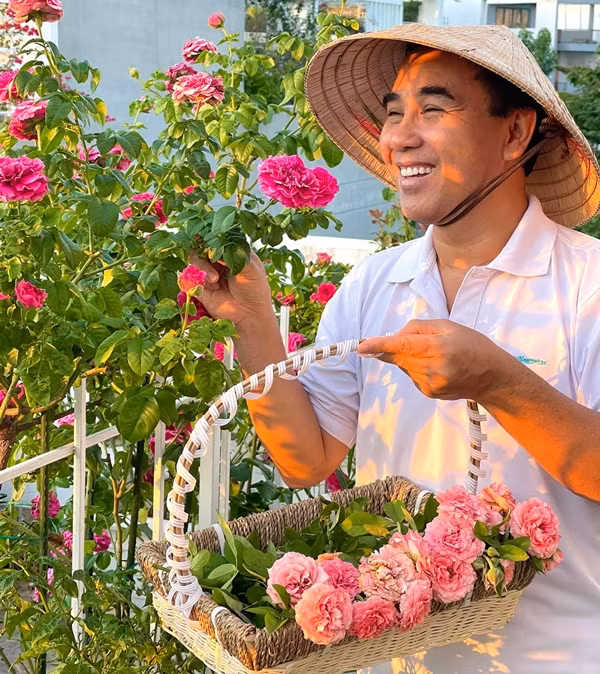 Gia đình MC Quyền Linh đang sống trong căn biệt thự nhà vườn 500m2 tại quận 7 (TP HCM). Ngoài bạch dinh sang trọng, vườn hồng rực rỡ của nam MC và bà xã Dạ Thảo cũng khiến nhiều người ước ao. Ảnh: FBNV