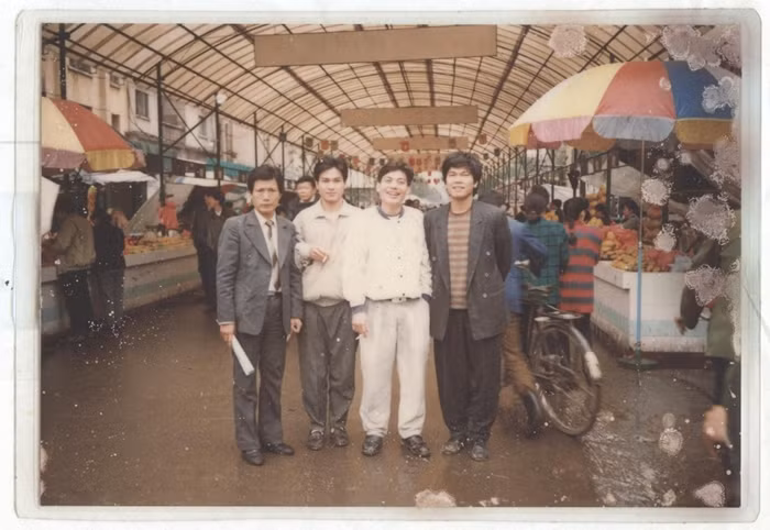 Ảnh thời trẻ “gây sốt” của các tỷ phú Việt - Hình 2 Anh thoi tre “gay sot” cua cac ty phu Viet-Hinh-2