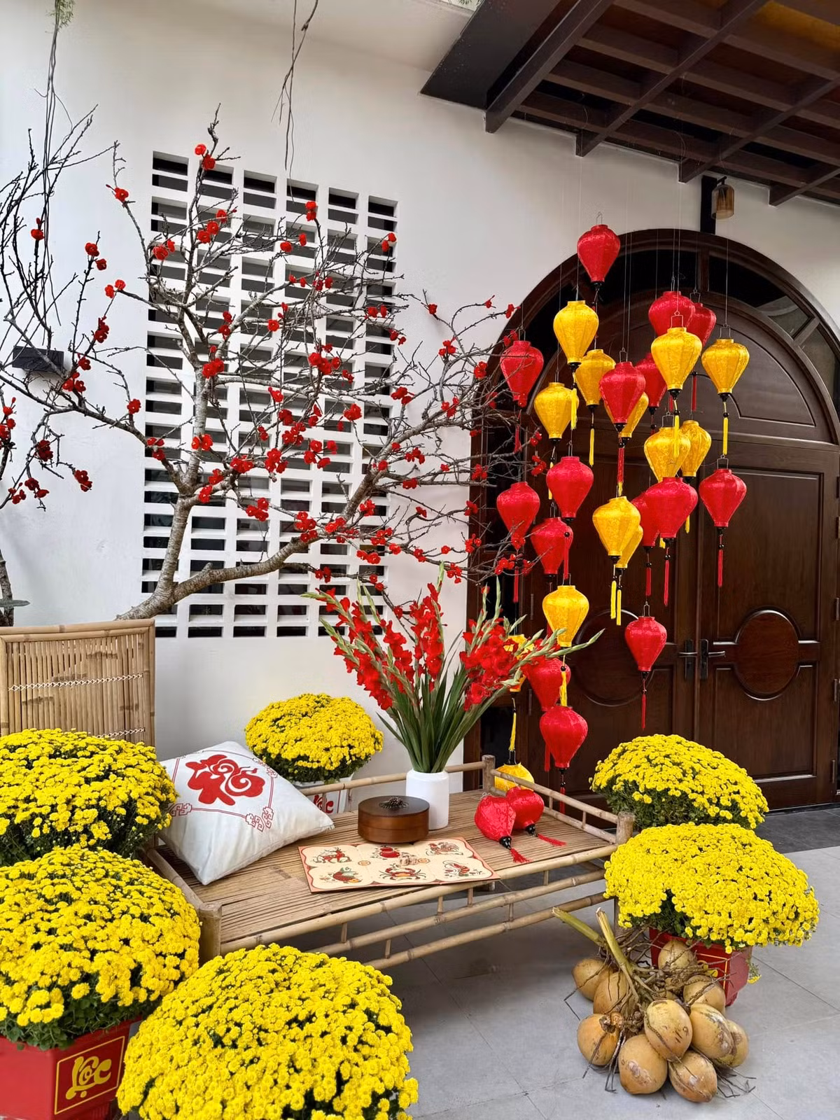 Mỗi dịp năm mới cận kề, Vân Trang tự tay trang trí nhà cửa. Ảnh: FB Vân Trang