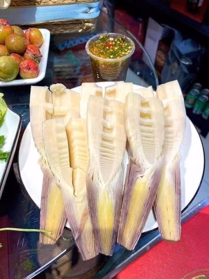 Thời gian gần đây, măng vầu luộc - một đặc sản của vùng núi Tây Bắc trở thành món ăn gây sốt trên mạng xã hội. Hình ảnh và video ghi lại khoảnh khắc thưởng thức món ăn này với nhiều biểu cảm từ ngạc nhiên đến thích thú liên tục xuất hiện trên TikTok, Facebook và YouTube. Ảnh: Facebook
