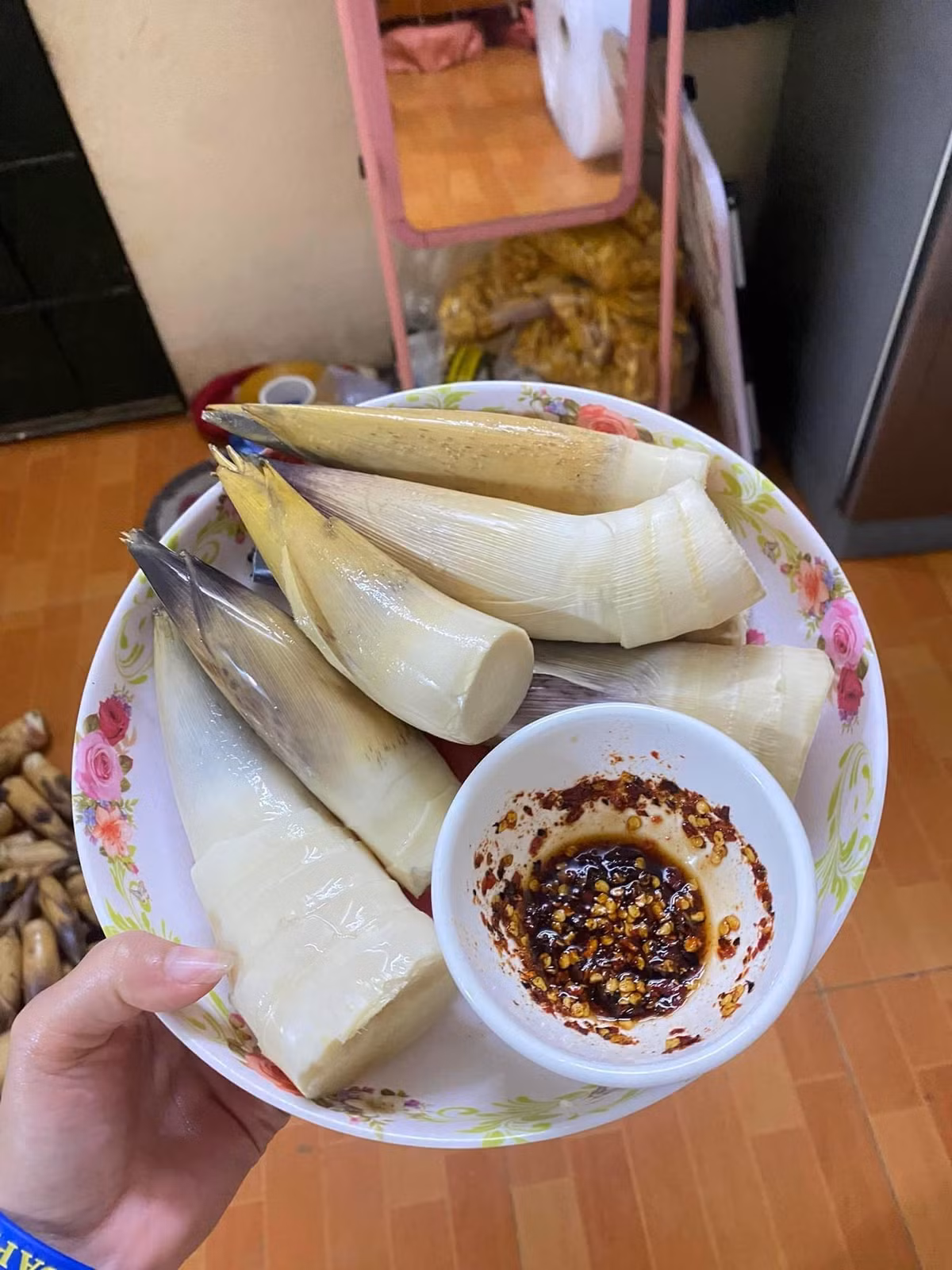  Măng vầu Tây Bắc chấm với gia vị chẩm chéo “thần thánh” được khen giòn, ngọt thơm. Ảnh: Facebook