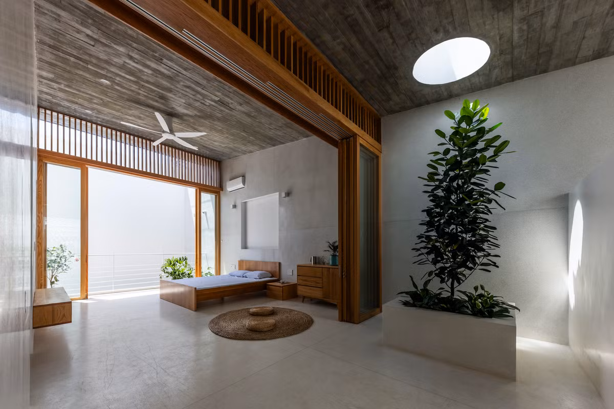 Từ những hạn chế của kiến trúc nhà ống, kiến trúc sư đã phát triển kiểu mẫu mô hình mặt cắt phân chia không gian sống thành các khối riêng tư kín; các không gian chung mở, phù hợp với khí hậu Việt Nam nhằm tăng cường ánh sáng tự nhiên và thông gió. Ảnh: Hiroyuki Oki