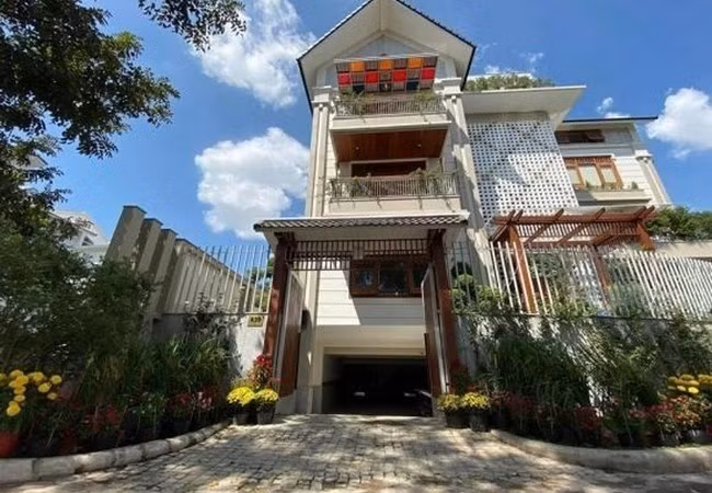 Căn biệt thự từng được bà xã Ngọc Tiền nhiều lần đăng tải trên mạng xã hội. Cô gọi biệt thự là "full house" (ngôi nhà hạnh phúc). Ảnh: Vietnamnet