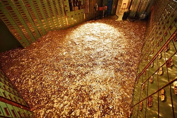 Trong khi đó, Ngân hàng dự dữ liên bang ở New York, Mỹ (FED) là nơi sở hữu kho vàng lớn nhất thế giới, với khoảng nửa triệu thanh vàng lấp lánh, có trữ lượng lên tới hơn 7.000 tấn. Ảnh: Hirsch
