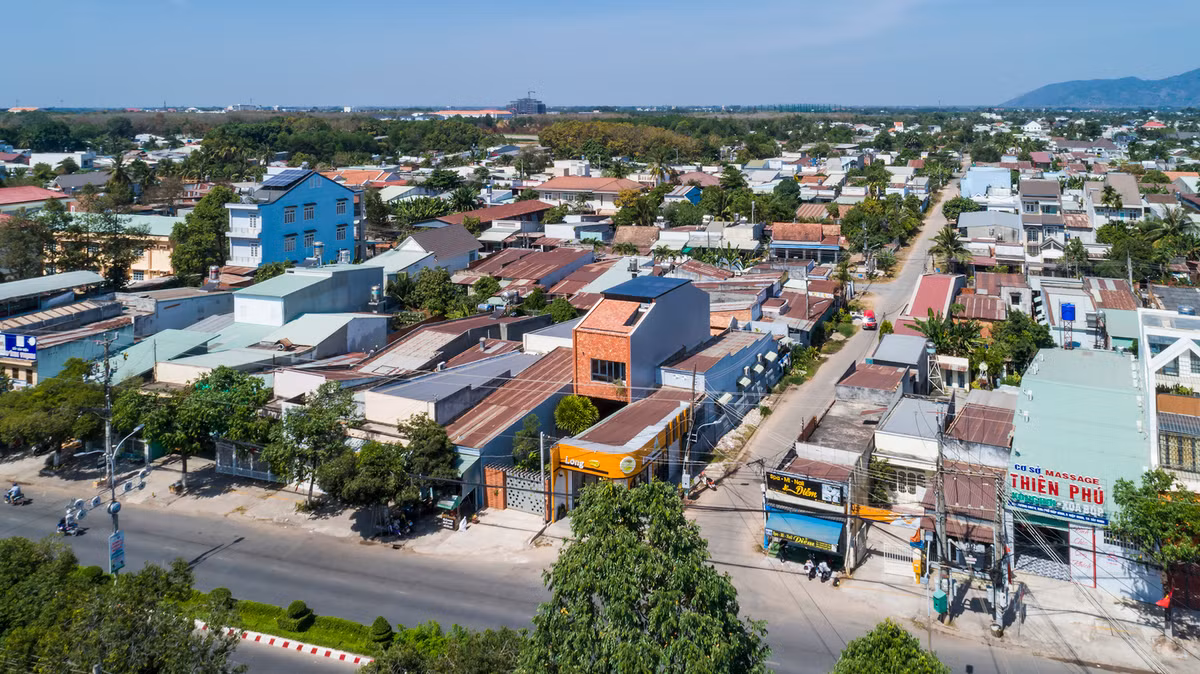 Hai mảnh sân nhỏ trồng cây xanh là nơi thư giãn của các thành viên trong gia đình. Ảnh: Hiroyuki Oki