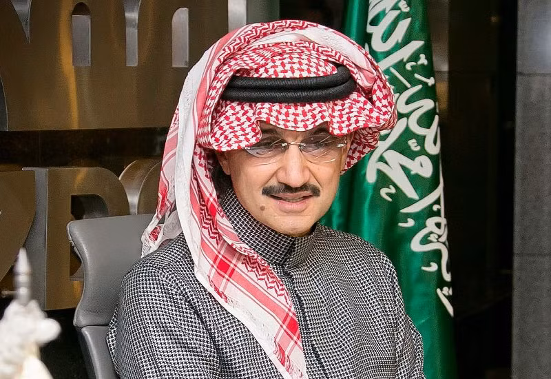Hoàng tử Al Waleed bin Talal, cháu trai của Abdulaziz (quốc vương của Ả Rập Xê Út từ năm 1953 đến năm 1964), là người sáng lập và chủ tịch của tập đoàn Kingdom Holding Company, một công ty đầu tư đa lĩnh vực, như tài chính, bất động sản, du lịch và khách sạn, truyền thông, giải trí, hóa dầu, hàng không và công nghệ. Ảnh: AB