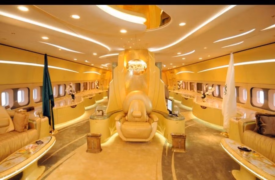 Hoàng tử Al Waleed cũng sở hữu một máy bay Airbus A380, được cho là còn xa xỉ hơn và trị giá hơn 500 triệu USD. Ảnh: Getty