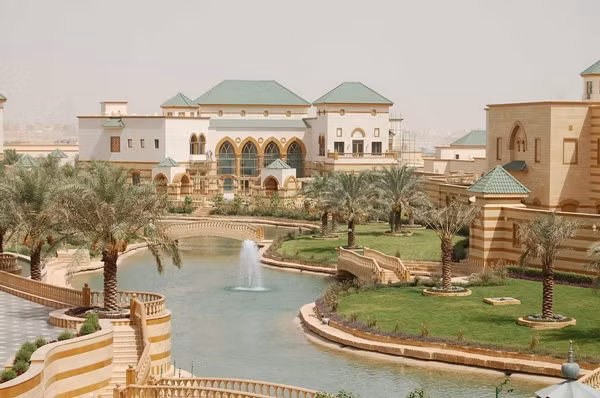 Chưa hết, Al Waleed đang sống trong một cung điện xa hoa với 435 phòng ở trung tâm của thủ đô Riyadh, trị giá 130 triệu đô la (3.000 tỷ VNĐ), được lát bởi 1500 tấn đá cẩm thạch của Ý. Ảnh: Getty