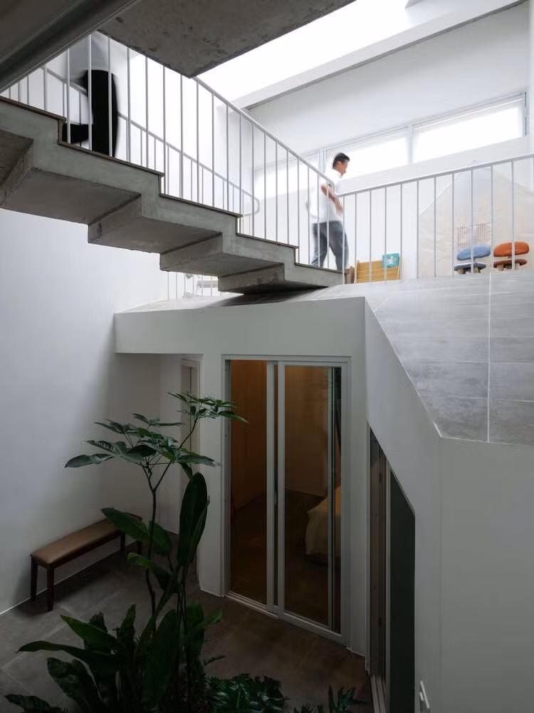 Thiết kế này tạo ra nhiều hiệu ứng thị giác với nhiều góc nhìn khác nhau, đồng thời đóng vai trò quan trọng trong việc điều hòa vi khí hậu bên trong. Ảnh: D inh R