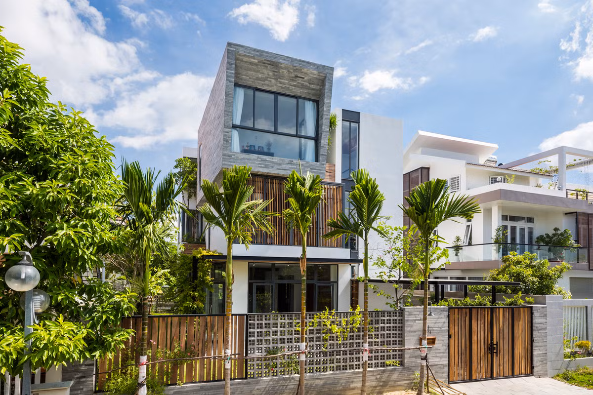 Theo đó, kiến trúc sư chọn giải pháp thiết kế không gian đơn giản, hạn chế vách ngăn, những loại cây phù hợp với miền nhiệt đới như cau, chuối, dây leo thăn lằn,…len lỏi đến mọi ngóc ngách của căn nhà. Ảnh: Hiroyuki Oki
