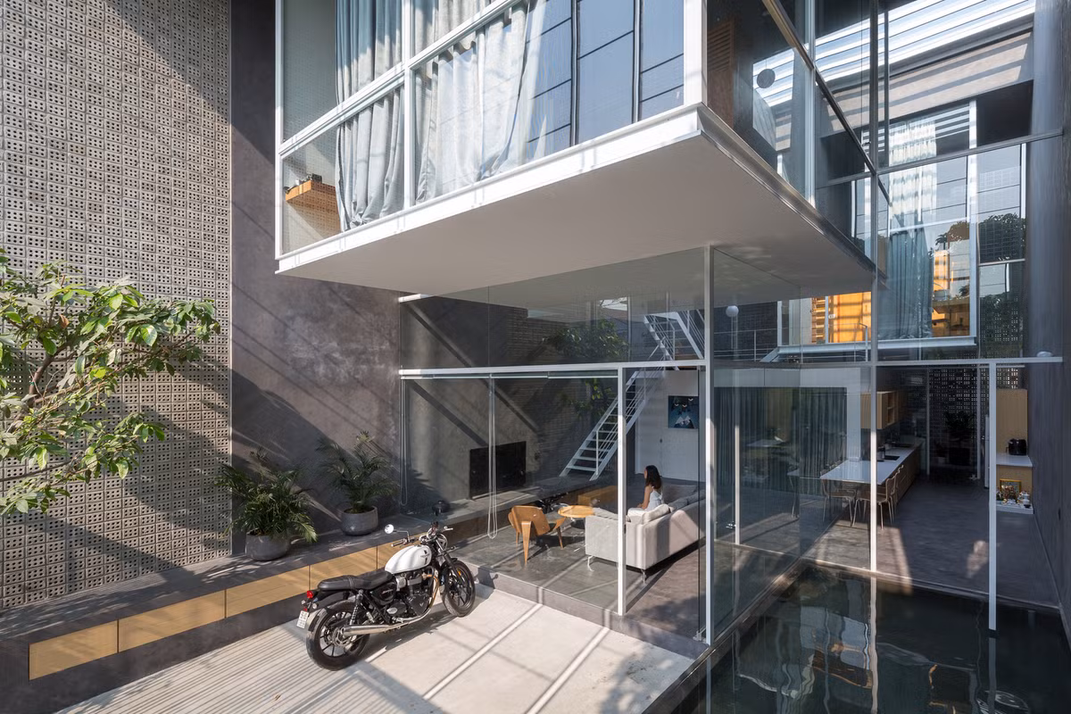 Tọa lạc tại phường Vỹ Dạ, thành phố Huế, ngôi nhà là nơi sinh sống của một gia đình trẻ với phong cách sống phóng khoáng. Ảnh: Hoang Le