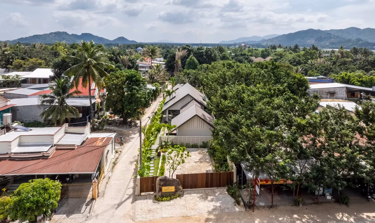 Để hạn chế tiếng ồn, căn nhà được bố trí ở phía sau khu đất, hướng ra một con hẻm yên tĩnh đón nhiều ánh sáng mặt trời vào buổi sáng. Ảnh: Hiroyuki Oki