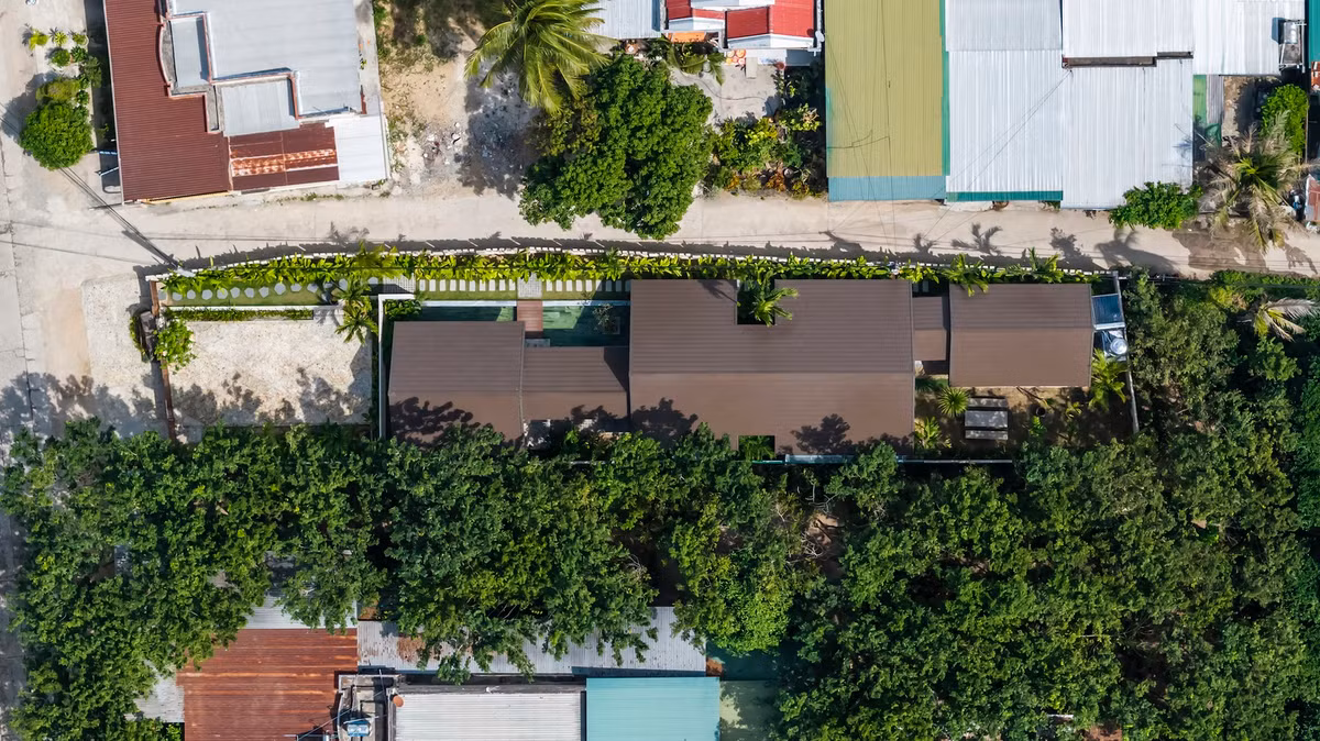 Thách thức với đơn vị thiết kế là vị trí gần đường khá đông đúc, gây ra tiếng ồn và ô nhiễm. Ảnh: Hiroyuki Oki