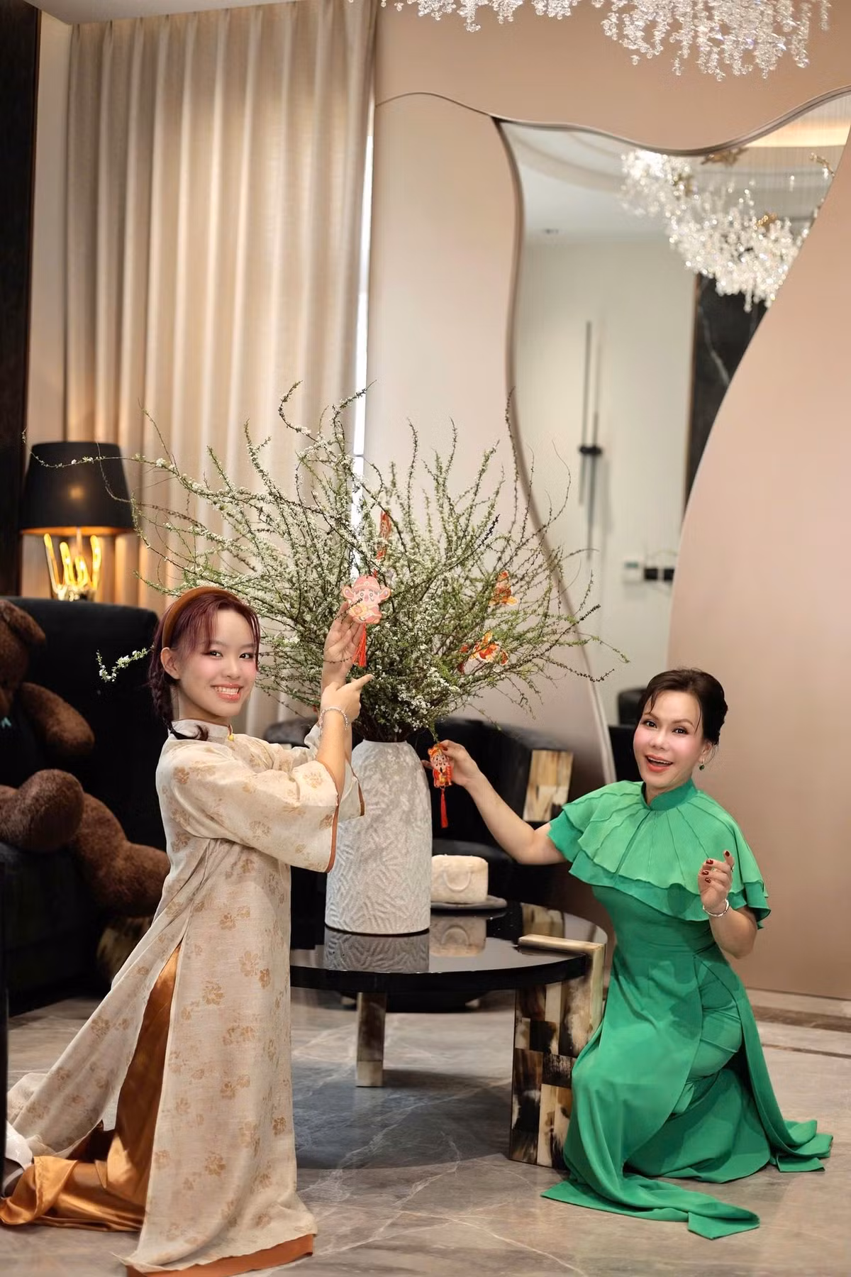 Bình tuyết mai nở đểu và đẹp. Ảnh: FB Việt Hương