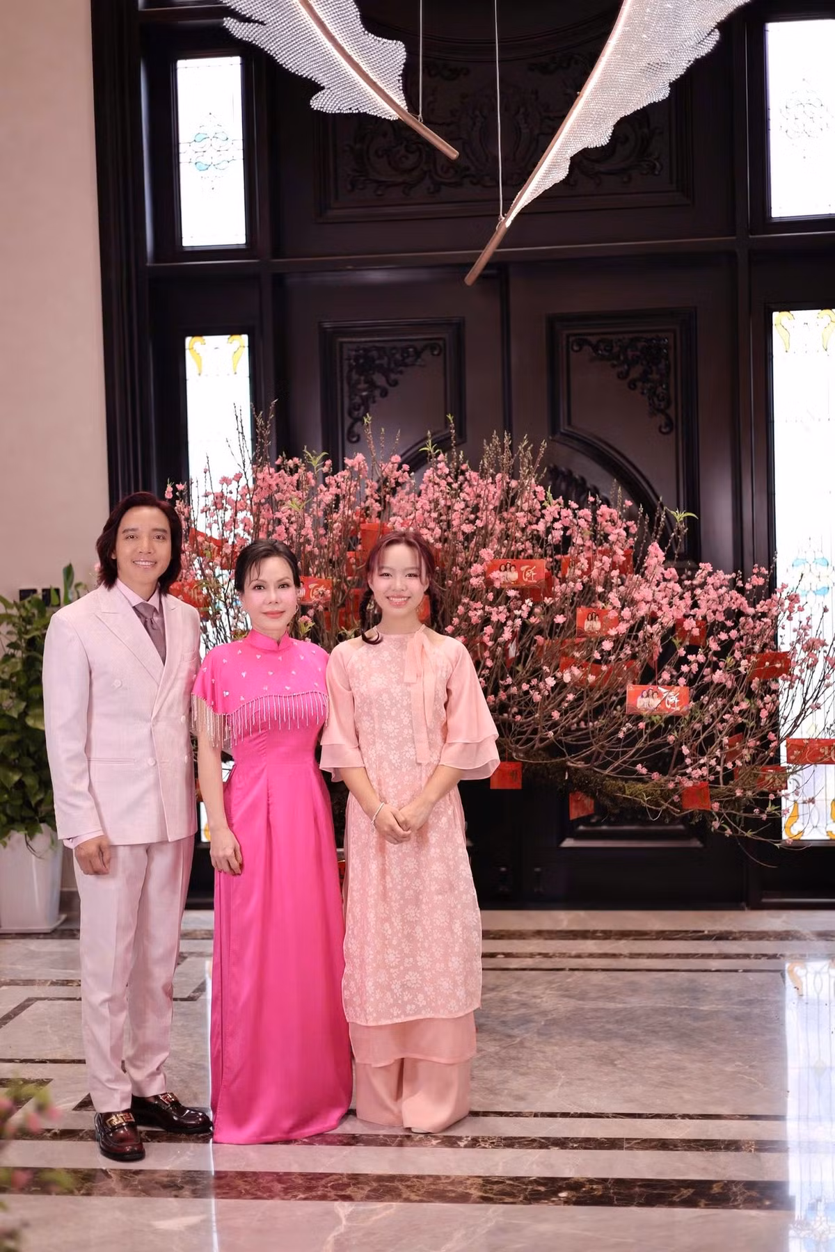 Mới đây, danh hài Việt Hương chia sẻ loạt ảnh gia đình chụp ảnh trước căn biệt thự ven sông Sài Gòn trong dịp Tết Ất Tỵ. Ảnh: FB Việt Hương