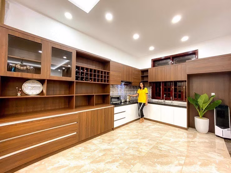 Khu bếp là nơi H'hen Niê chăm chút nhất với nhiều tủ đụng đồ. Ảnh: FBNV