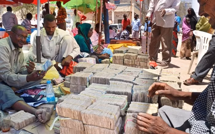 Hoạt động bán tiền ở Somaliland nhộn nhịp tới mức người ta còn ví nó như Phố Wall của Mỹ. Ảnh: Getty