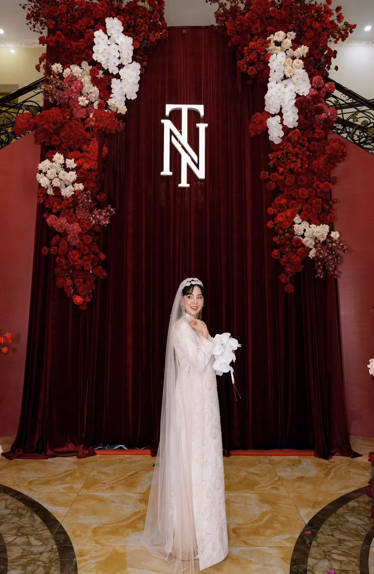 Nhiều người không khỏi ngẩn ngơ trước vẻ đẹp cổ điển, sang trọng của căn biệt thự. Ảnh: FB Mai Ngọc