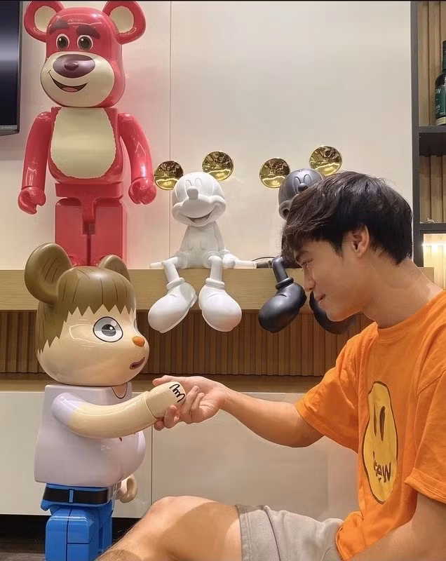 Đáng chú ý nhất là bộ đồ chơi mô hình Bearbrick trị giá hàng trăm triệu đồng. Ảnh: FB Nguyễn Văn Toàn