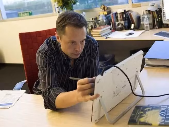 Ngoài ra, Elon Musk cho biết ông thích nghe series về "sự sụp đổ của các nền văn minh" trước khi đi ngủ. Ảnh: BI