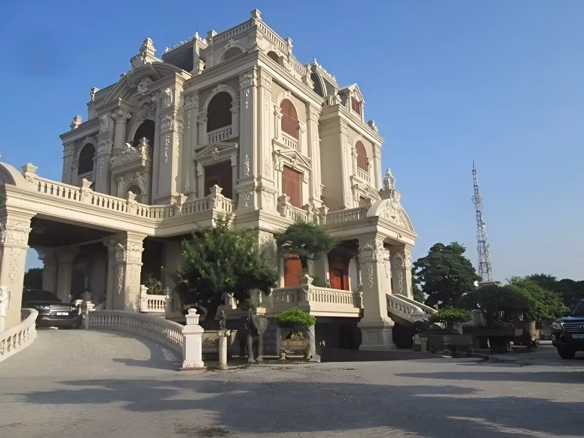 Lâu đài mang kiến trúc cổ điển cuối thể kỉ 18 và mất 5 năm để hoàn thiện (từ năm 2009 đến năm 2013), được đặt tên là “Lâu đài Tổng Hải Sơn”. Ảnh: FB NhaTO