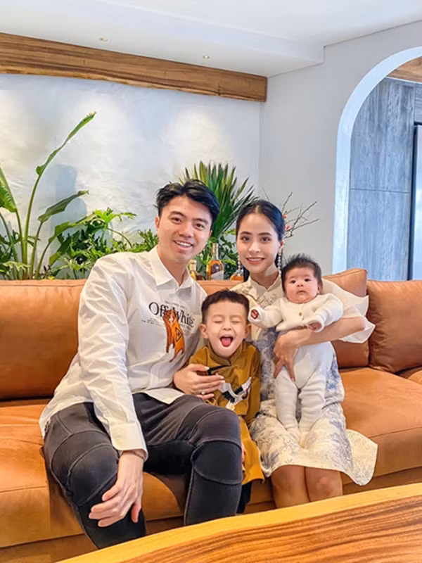 Vợ chồng ca nương Kiều Anh đang sống trong căn penthouse 300m2 được cải tạo từ hai căn liền kề. Ảnh: FBNV