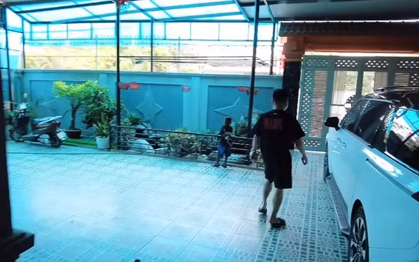 Sân được lát gạch hoa từ cổng đến bậc tam cấp. Ảnh chụp màn hình