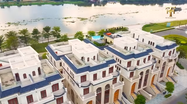 Việt Hương sống cùng gia đình trong căn biệt thự trị giá 300 tỷ thuộc vị trí đắt đỏ, nằm ở mặt tiền đối diện với bờ sông Sài Gòn. Ảnh chụp màn hình