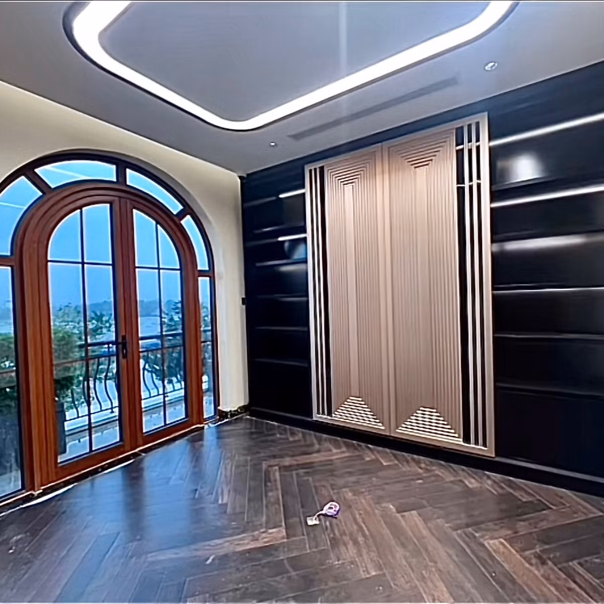 Bên trong biệt thự mang phong cách Châu Âu hiện đại, màu sắc trung tính tạo cảm giác thanh lịch, dễ chịu. Ảnh: FBNV