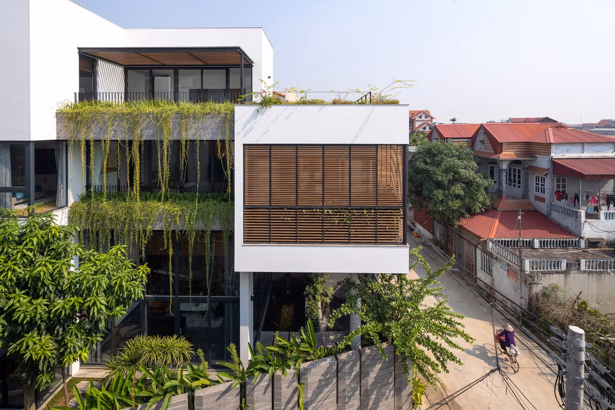 Khu đất có mặt trước và sau lần lượt hướng Đông và Tây, mặt thoáng thứ ba chạy dài bên hông là hướng Nam. Đây chính là lợi thế của ngôi nhà. Ảnh: Triệu Chiến