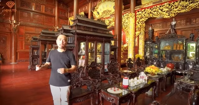Không gian chính làm từ gỗ, mang đậm màu sắc hoài cổ. Ảnh chụp màn hình NhaTo