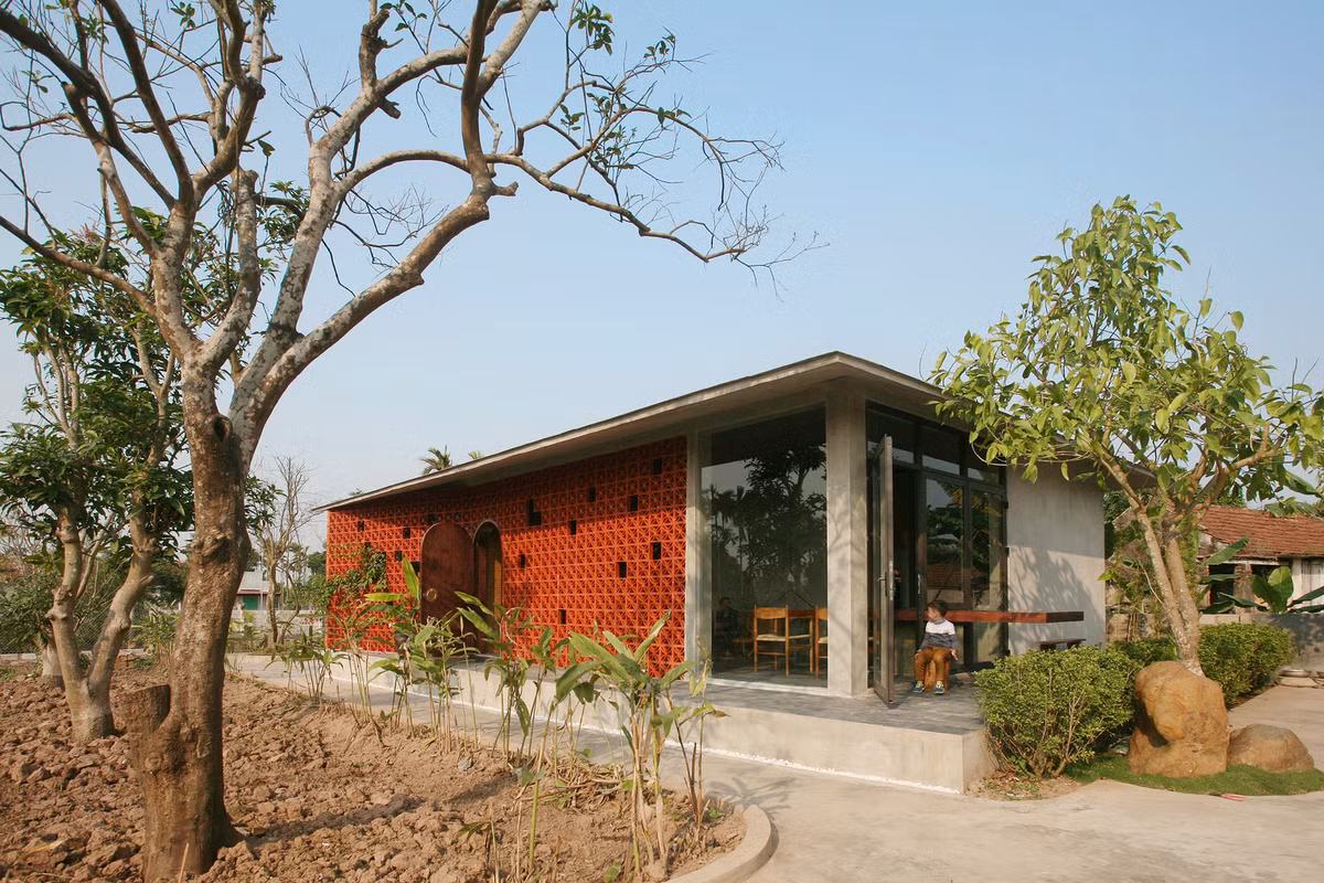 Maison A được xây dựng như một món quà của con trai dành tặng người mẹ lớn tuổi đã sống cả đời ở làng ven biển Nam Định. Ảnh: Nguyễn Tuân Nghĩa