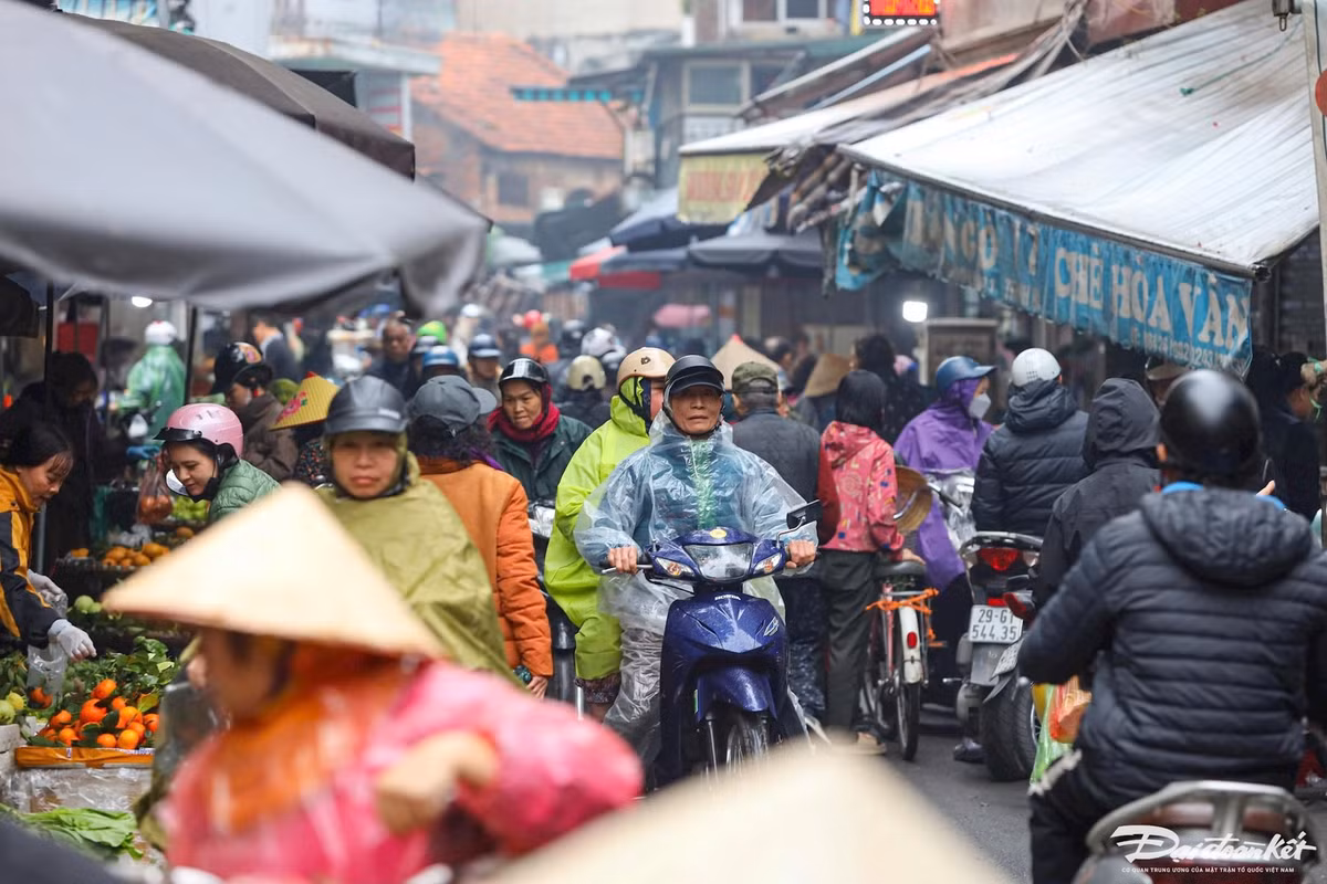 Dù mưa phùn nhưng chợ Hàng Bè vẫn đông đúc người mua hàng.