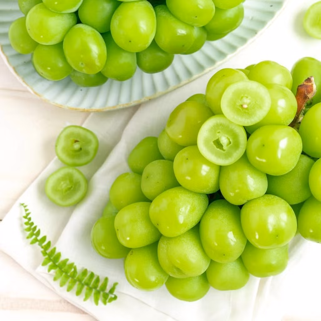Chùm nho mẫu đơn nhân sâm cỡ 700 gram giá 519.000 đồng, trong khi thùng 4 chùm có giá gần 2,1 triệu đồng. Những chùm lớn từ 1-1,2 kg, giá lên đến 900.000 đồng. Ảnh: Farmers Market