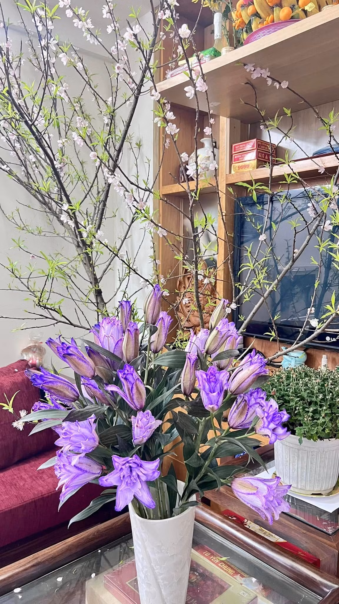 Mặt sau của kệ cũng được Thảo Vân tận dụng để bày trí rất nhiều vật dụng đáng yêu khác. Ảnh: FB Thảo Vân