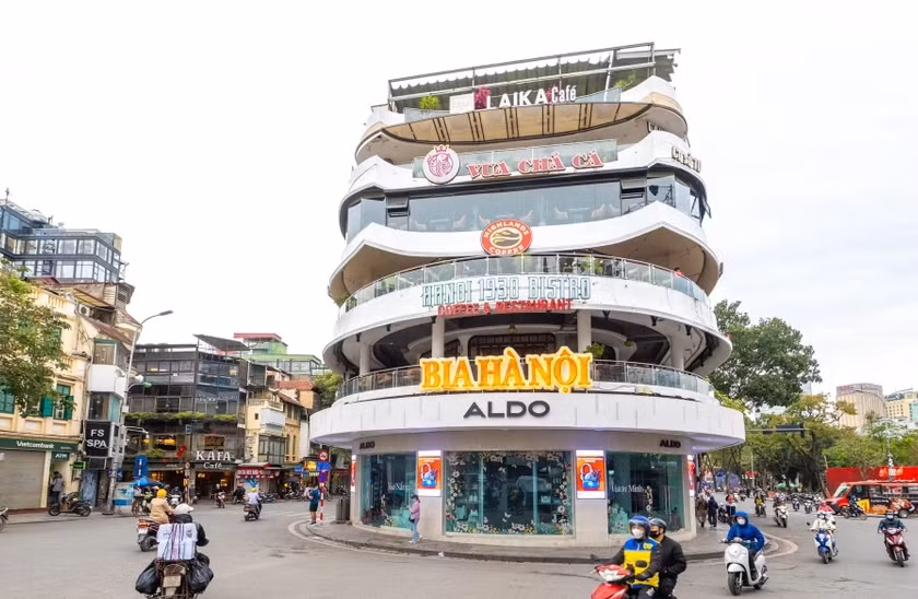 Sau hơn 30 năm hoạt động, tòa nhà "Hàm cá mập" trở thành địa điểm yêu thích của người người dân và du khách. Ảnh: Vietnamplus