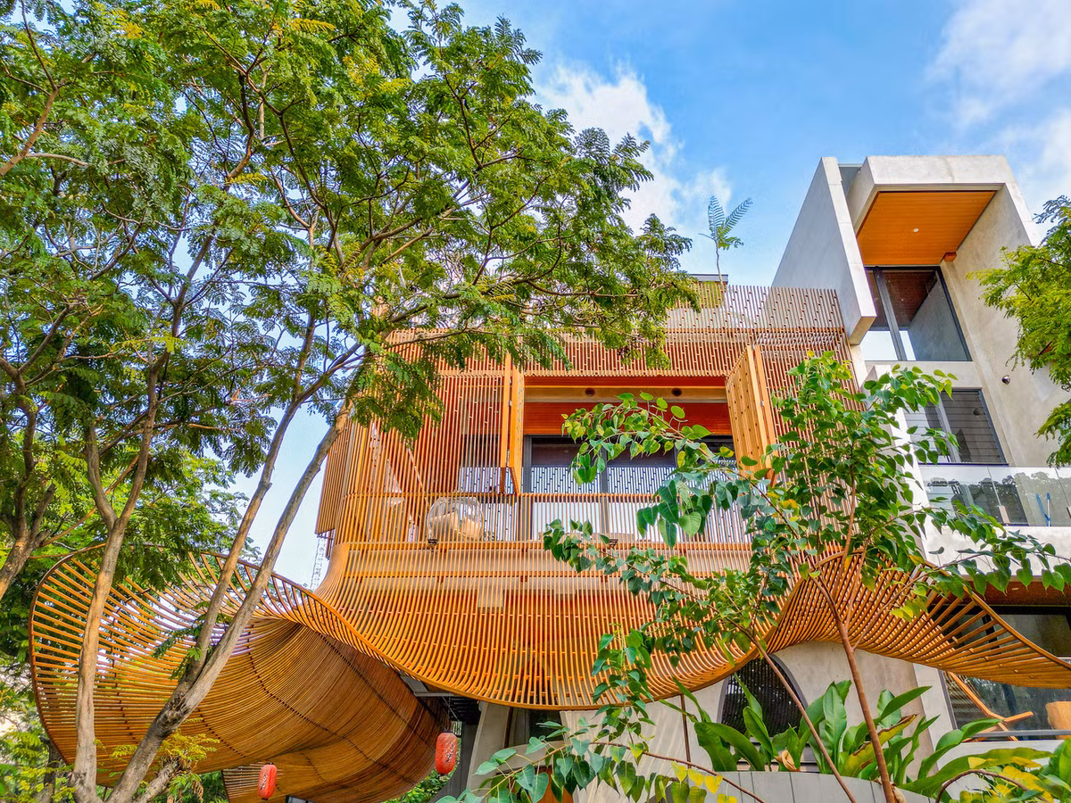 Để giải quyết vấn đề này, kiến trúc sư kết hợp các kỹ thuật công nghiệp và truyền thống để thiết kế mái che bằng thép 3,5m ở tầng trệt, chạy dọc theo mặt tiền ở phía Tây và phía Nam. Ảnh: KIE Arch