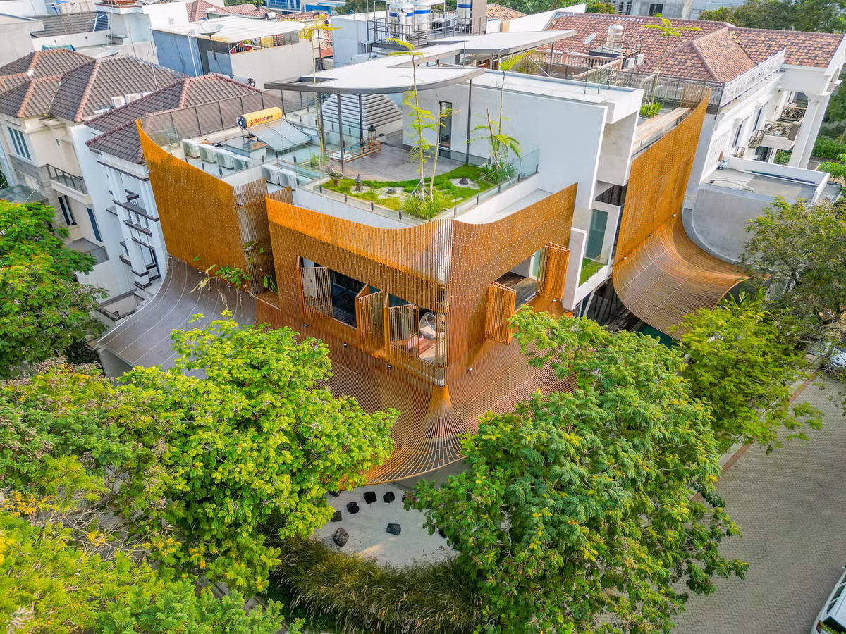 Do đó, hạn chế ánh nắng mặt trời chiếu vào bên trong căn nhà được đội ngũ thiết kế ưu tiên hàng đầu. Ảnh: KIE Arch