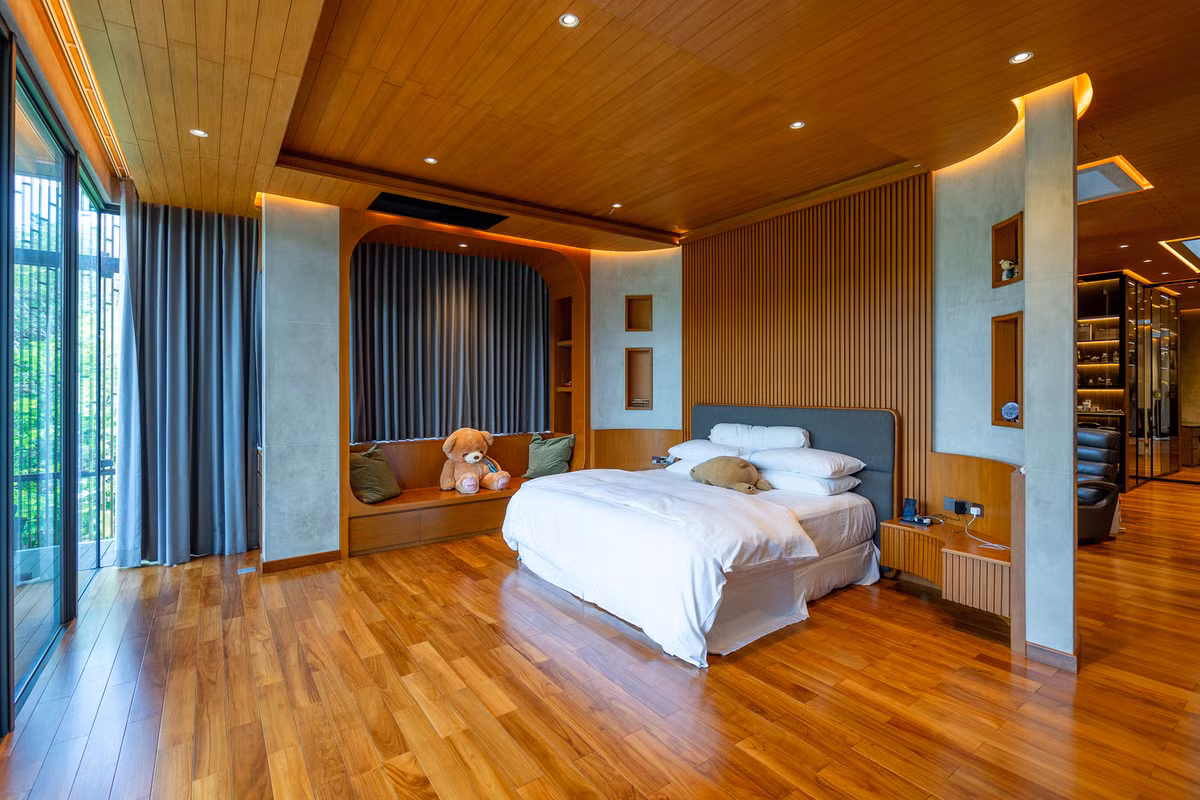 Phòng ngủ cũng có sự kết nối với không gian bên ngoài cửa kính. Ảnh: KIE Arch