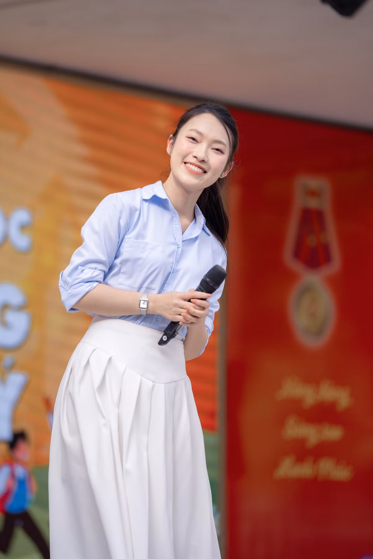 Ở tuối 26, MC Khánh Vy ở hữu một kênh Youtube với 2,15 triệu người đăng ký theo dõi, mỗi clip đạt hàng trăm ngàn lượt xem. Cô cũng xây dựng và sáng tạo nội dung trên Facebook, TikTok... Điều đó mang lại cho Khánh Vy một nguồn thu không hề nhỏ. Ảnh: FB Khánh Vy