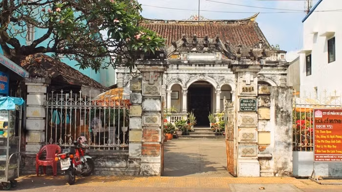 Tọa lạc tại số 225A đường Nguyễn Huệ, phường 4, thành phố Sa Đéc (tỉnh Đồng Tháp), Nhà cổ Huỳnh Thủy Lê là một trong những biệt thự cổ nổi tiếng và đặc sắc nhất khu vực miền Tây Nam Bộ. Ảnh: Saco Travel