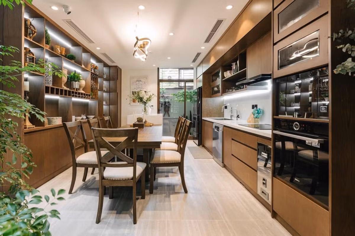 Tầng một là không gian phòng khách thông với bếp và phòng ăn. Phía sau là nhà vệ sinh chung và khu vườn nhỏ lấy ánh sáng và gió trời. Ảnh: FB Quế Vân