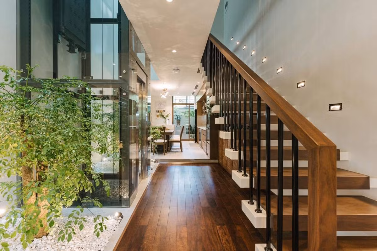 Giếng trời được bố trí ở giữa nhà để tất cả phòng có thể đón ánh sáng tự nhiên. Ảnh: FB Quế Vân