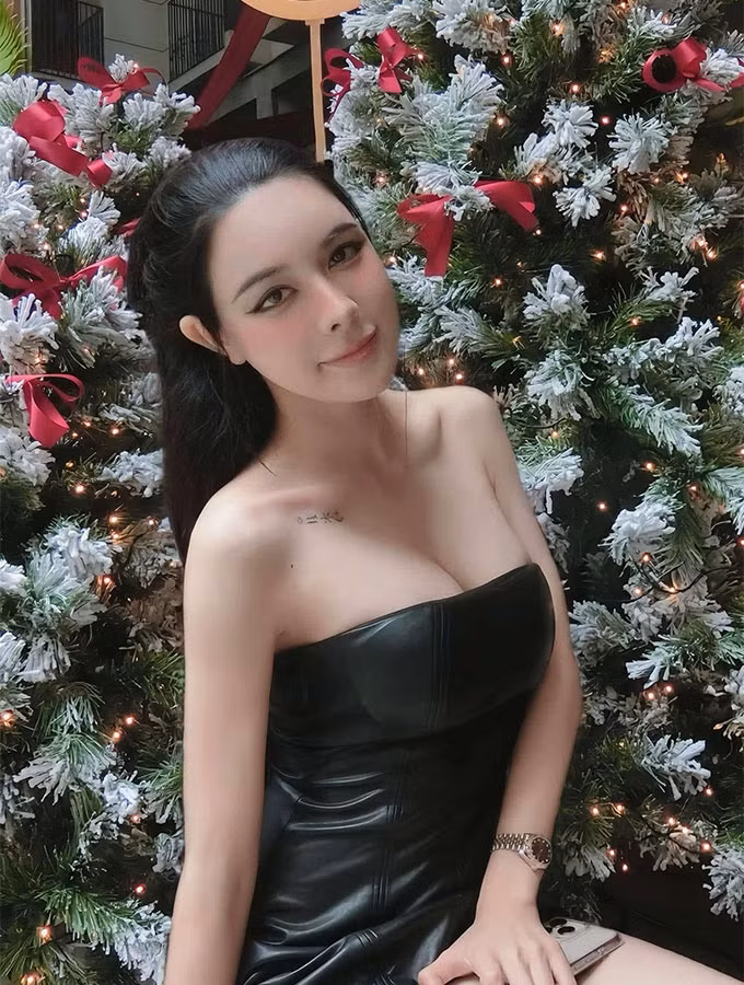 Trên trang cá nhân, bạn gái Văn Thanh thường xuyên khoe cuộc sống sang chảnh và thu nhập cao. Ảnh: FBNV
