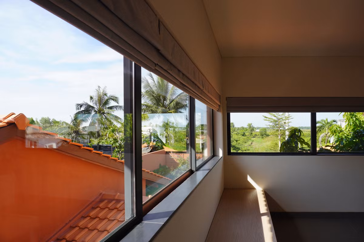 Nội thất bên trong chủ yếu vật liệu tự nhiên như gỗ, đá, kết hợp với các đường nét thiết kế tối giản. Ảnh: Thiết kế TAA