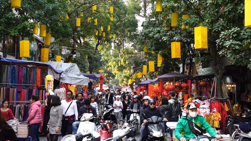 Chợ hoa Hàng Lược nằm ngay giữa lòng phố cổ, rất thuận tiện cho du khách vừa ngắm hoa vừa khám phá phố cổ. Ảnh: Traveloka