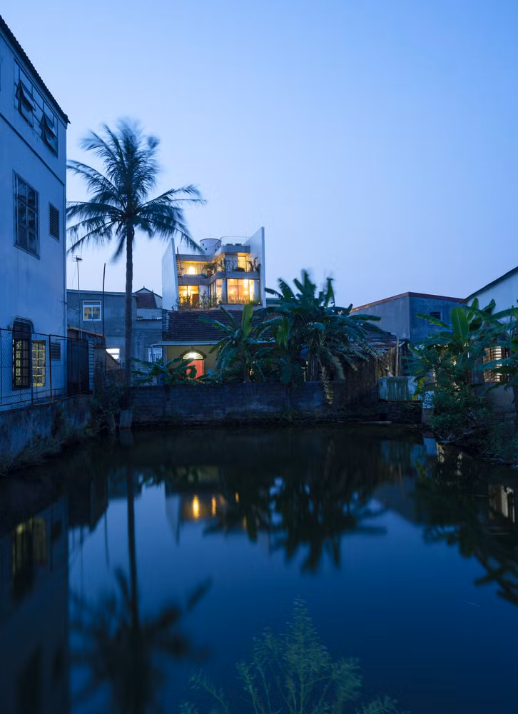 Tuy nhiên, ngôi nhà hướng về phía Nam cũng chính là hướng gió đặc trưng của khu vực này vì núi Hồng nằm ở phía trước nhà, phía sau là sông Lam. Ảnh: Triệu Chiến