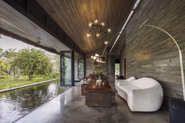 Việc bố trí các khối nhà chia cắt tạo ra góc nhìn đa dạng từ bên trong ra ngoài và ngược lại, giúp ánh sáng phân bổ một cách tự nhiên đến mọi không gian. Ảnh: Hiroyuki Oki